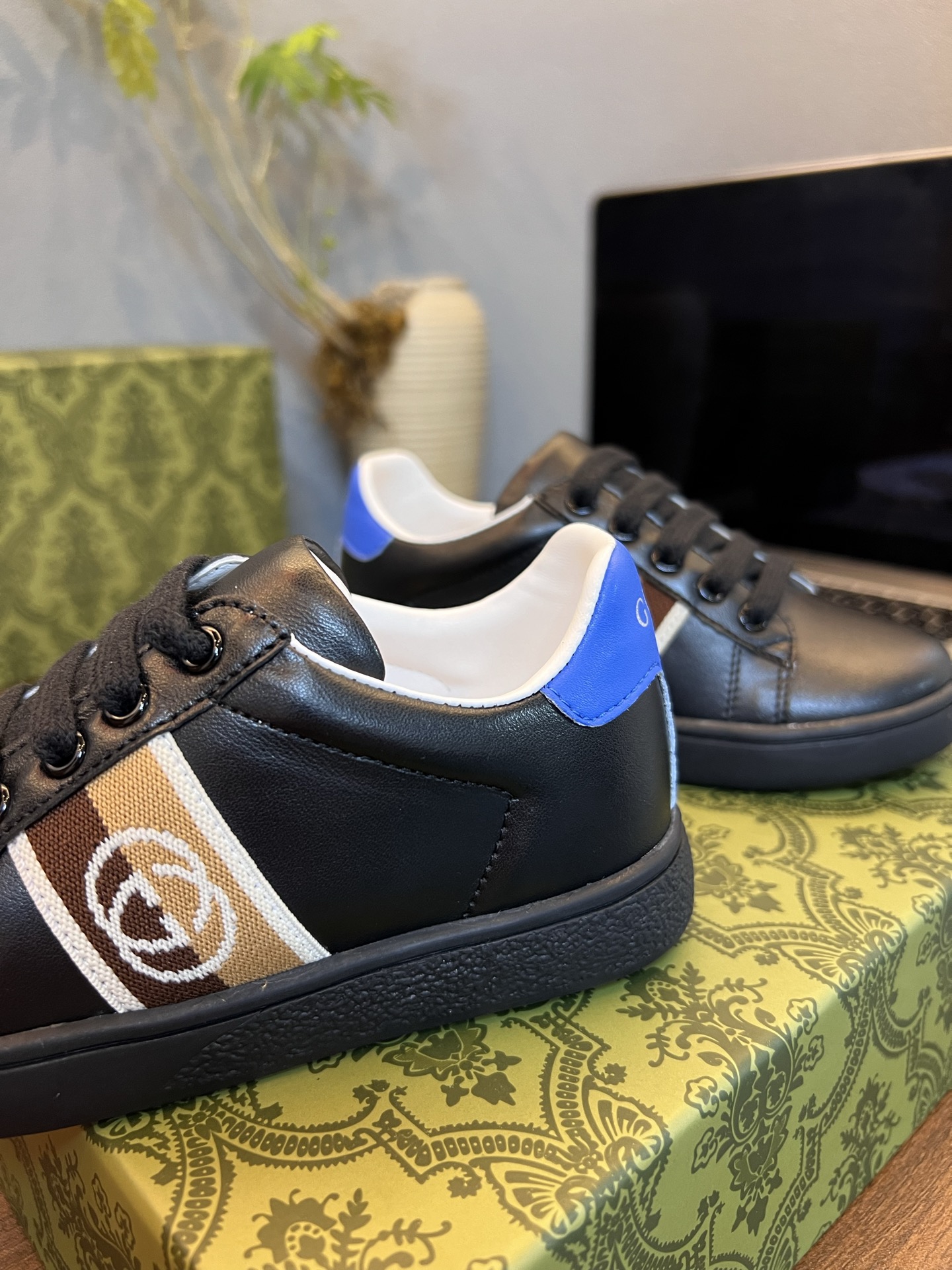 Children's shoes child